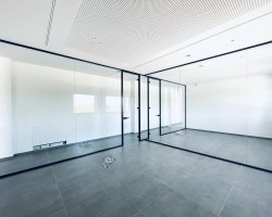 Mampara divisoria de oficina un vidrio con marco aluminio negro con puerta vidrio-02