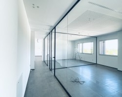 Mampara divisoria de oficina un vidrio con marco aluminio negro-09