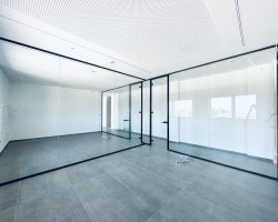 Mampara divisoria de oficina un vidrio con marco aluminio negro con puerta vidrio-04