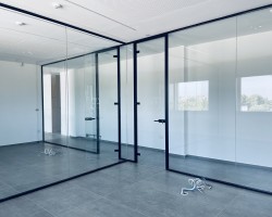Mampara divisoria de oficina un vidrio con marco aluminio negro con puerta vidrio-03