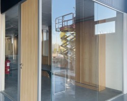 Mampara de oficina doble vidrio a testa con puerta ciega-01