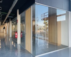 Mampara de oficina un vidrio seguridad a testa con puerta ciega madera-02