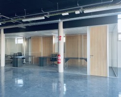 Mampara de oficina un vidrio seguridad a testa con puerta ciega madera-03