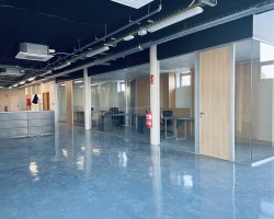 Mampara de oficina un vidrio seguridad a testa con puerta ciega madera-03