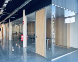 Mampara de oficina doble vidrio a testa con puerta ciega-07