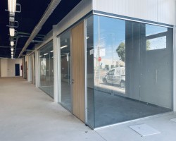 Mampara de oficina un vidrio seguridad a testa con puerta ciega madera-04