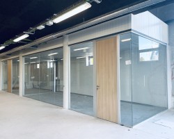 Mampara de oficina doble vidrio a testa con puerta ciega-16