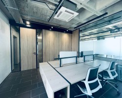 Mampara de oficina en cristal a testa con puertas ciegaa madera-04