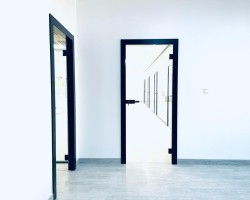 Puerta de vidrio en obra con estructura aluminio negro-02