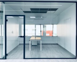Mampara de oficina un vidrio a testa con puerta seguridad y estructura aluminio negro-03