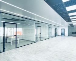 Mampara de oficina un vidrio a testa con puertas seguridad y estructura aluminio negro-05