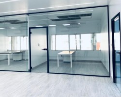 Mampara de oficina un vidrio a testa con puerta seguridad y estructura aluminio negro-06