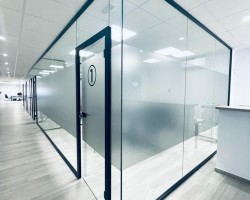 Mampara de oficia en cristal con puerta de cristal de seguridad-01