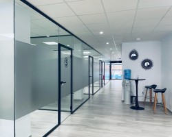 Mampara de oficia en cristal con puerta de cristal de seguridad-02