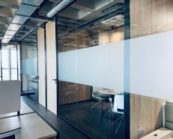 Mampara de oficina en cristal a testa con puertas ciegas madera-02