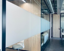 Mampara de oficina en cristal a testa con puerta ciega madera-03