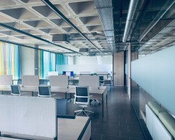 Mampara de oficina en cristal a testa con puerta ciega madera-07