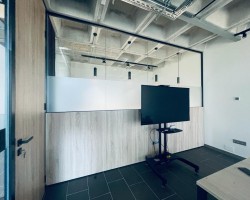 Mampara de oficina en cristal a testa con puerta ciega madera-10