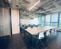 Mampara de oficina en vidrio con modulo de puerta ciega en madera