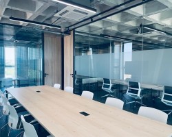 Mampara de oficina en cristal a testa con puerta ciega madera-13