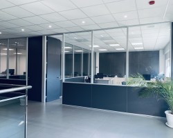 Mampara divisoria de oficina doble panel y doble vidrio-04