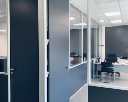 Mampara divisoria de oficina doble panel y doble vidrio con puerta