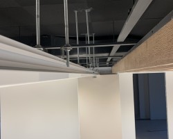 Estructura y cuelgue de tabique móvil acústico Monodireccional en Camacho Recycling de Caudete-12