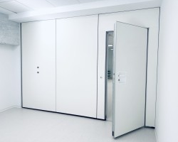 Tabique Móvil Acústico Multidireccional con puerta y color blanco en Colegio Fisioterapeutas de Alicante-03