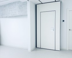 Tabique Móvil Acústico Multidireccinal con puerta color blanco en Colegio Fisioterapeutas de Alicante-04