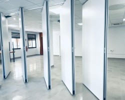 Tabique móvil acústico monodireccional semiplegado en Comisaria de Murcia-01