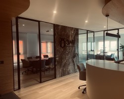 Mampara divisoria de vidrio a testa con puerta y aluminio negro-05