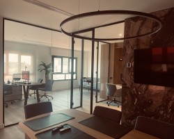 Mampara divisoria de vidrio a testa con puerta y aluminio negro-06