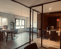 Mampara divisoria de vidrio a testa con puerta y aluminio negro-07