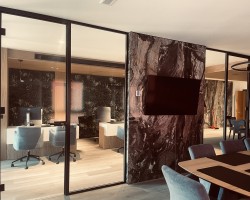 Mampara divisoria de vidrio a testa con puerta y aluminio negro-08