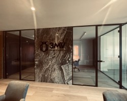 Mampara divisoria de vidrio a testa con puerta y aluminio negro-12