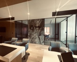 Mampara divisoria de vidrio a testa con puerta y aluminio negro-13