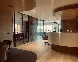 Mampara de oficina 1 vidrio a testa con puertas de seguridad y con estructura aluminio negro-19