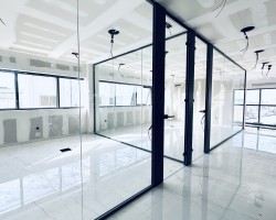 Mampara de oficina vidrio a testa seguridad con estructura aluminio negro-01