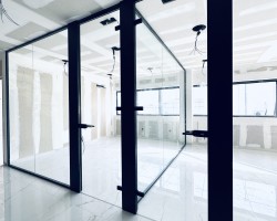 Mampara de oficina 1 vidrio a testa con puertas de seguridad y con estructura aluminio negro-02