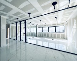 Mampara de oficina 1 vidrio a testa con puertas de seguridad y con estructura aluminio negro-03