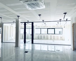 Mampara de oficina 1 vidrio a testa con puertas de seguridad y con estructura aluminio negro-04