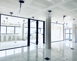 Mampara de oficina 1 vidrio a testa con puertas de seguridad y con estructura aluminio negro-05