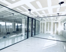 Mampara de oficina 1 vidrio a testa con puertas de seguridad y con estructura aluminio negro-06