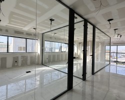 Mampara de oficina 1 vidrio a testa con puertas de seguridad y con estructura aluminio negro-07