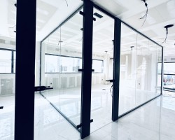 Mampara de oficina 1 vidrio a testa con puertas de seguridad y con estructura aluminio negro-08