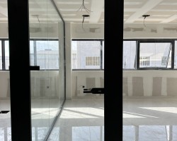 Puerta de mampara en vidrio seguridad con tres bisagras y aluminio negro