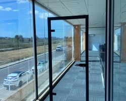 Mampara divisoria de vidrio a testa con puerta y aluminio negro-02