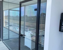 Mampara divisoria de vidrio a testa con puerta y aluminio negro-03