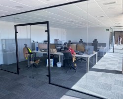 Mampara divisoria de vidrio a testa con puerta y aluminio negro-04