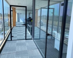 Mampara divisoria de vidrio a testa con puerta y aluminio negro-05